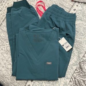 Extra large woman’s figs scrubs Set
